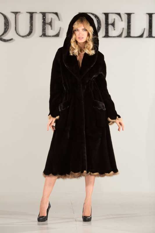 Capi continuativi Cappotto visone black con cappuccio inserti zibellino